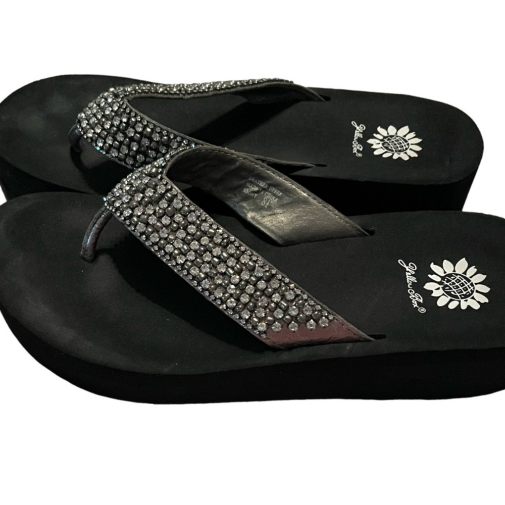 NWOT Yellow box flip flops color Black with silver rhinestones Medium width